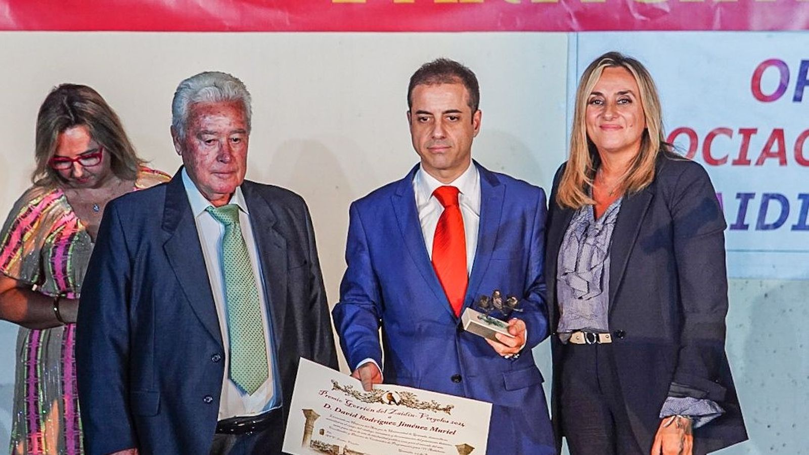 Entrega del Gorrión de Plata 2024 a David Rodríguez Jiménez Muriel, pregonero de las Fiestas del Zaidín 2024.