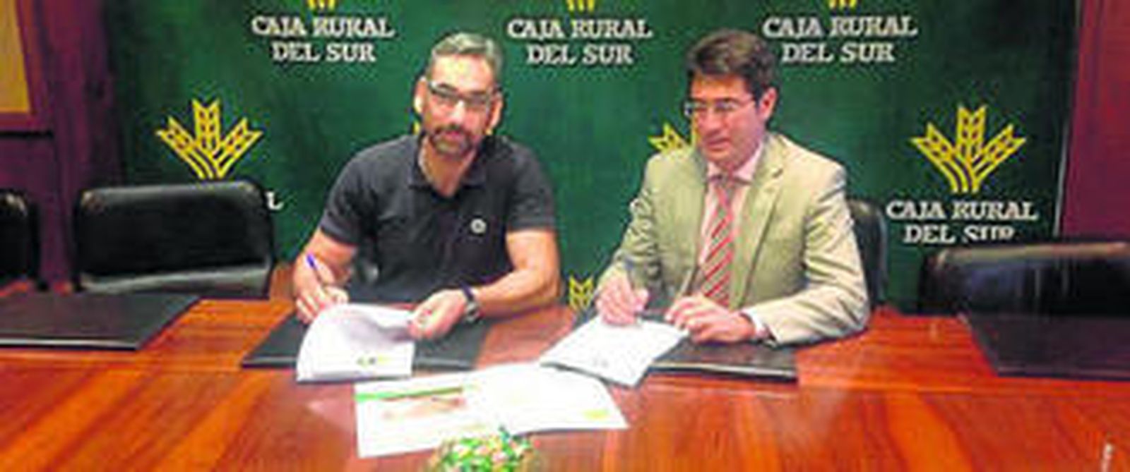 Antonio Rodríguez del Castillo y Francisco Vázquez, rubricando el convenio.