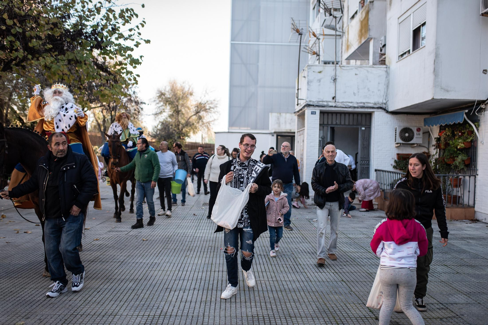 Los Reyes Magos traen la ilusión a los barrios de Huelva, en imágenes