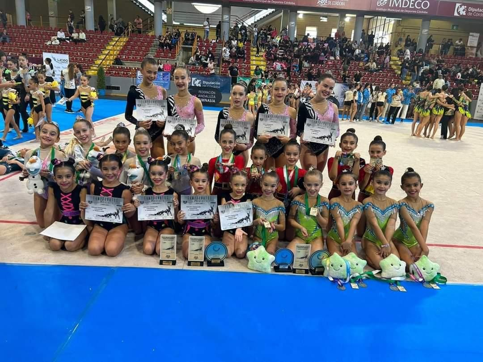 Varias gimnastas del GR Huelva lucen sus medallas y diplomas. Varias gimnastas del GR Huelva lucen sus medallas y diplomas.