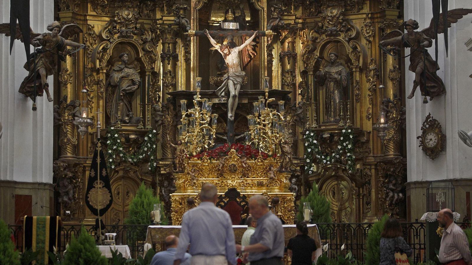 El Cristo de la Vera-Cruz en su paso procesional sobre el altar mayor de San Francisco en el 450 aniversario de la cofradía