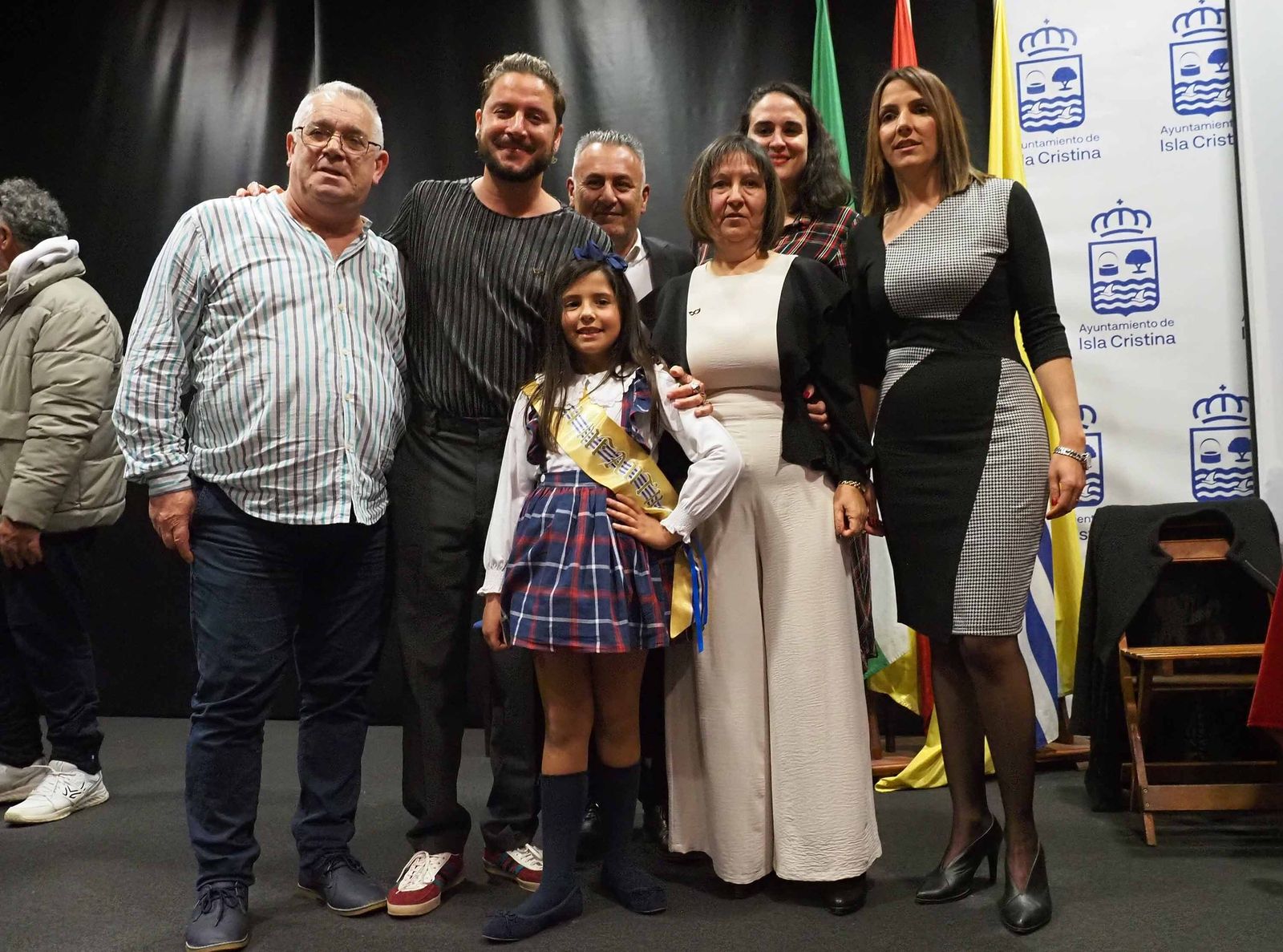 Manuel Carrasco regresa a su Isla Cristina para recibir el Galardón de la Peña Pasacalles, en imágenes