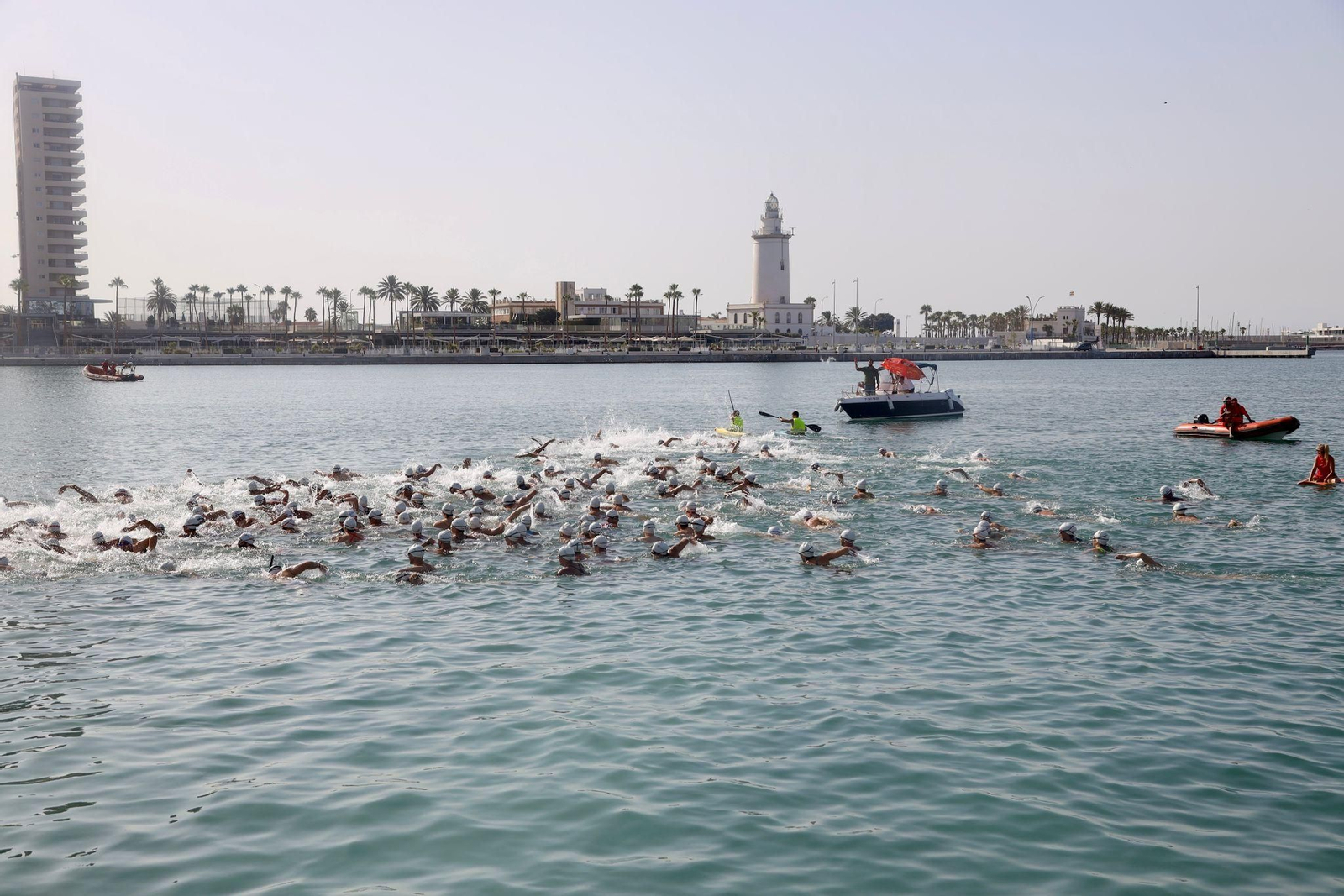La travesía a nado del puerto de Málaga, en imágenes