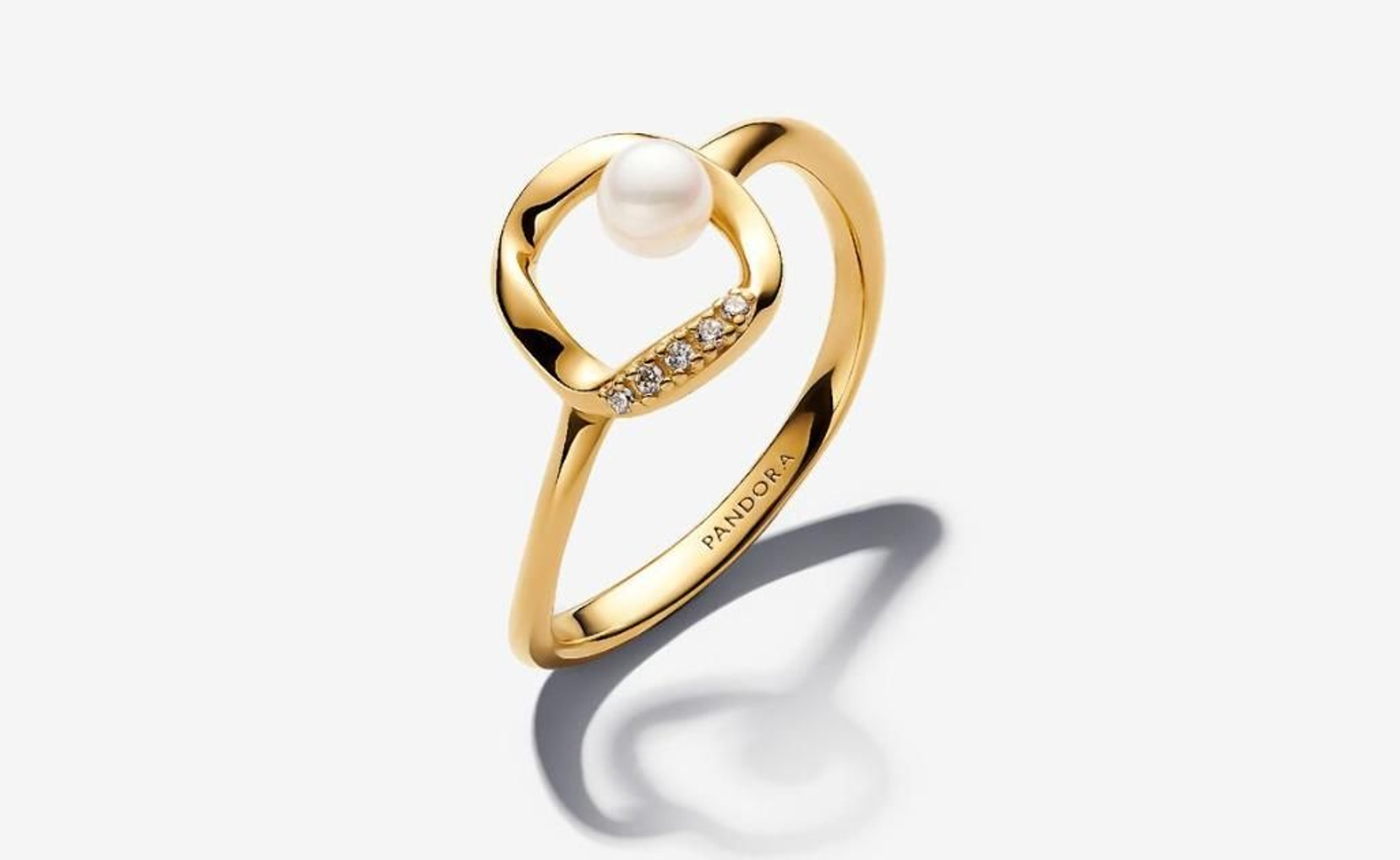Anillo Círculo en Pavé Forma Orgánica y Perla Cultivada de Agua Dulce Tratada Recubrimiento en oro de 14k Anillo Círculo en Pavé Forma Orgánica y Perla Cultivada de Agua Dulce Tratada Recubrimiento en oro de 14k