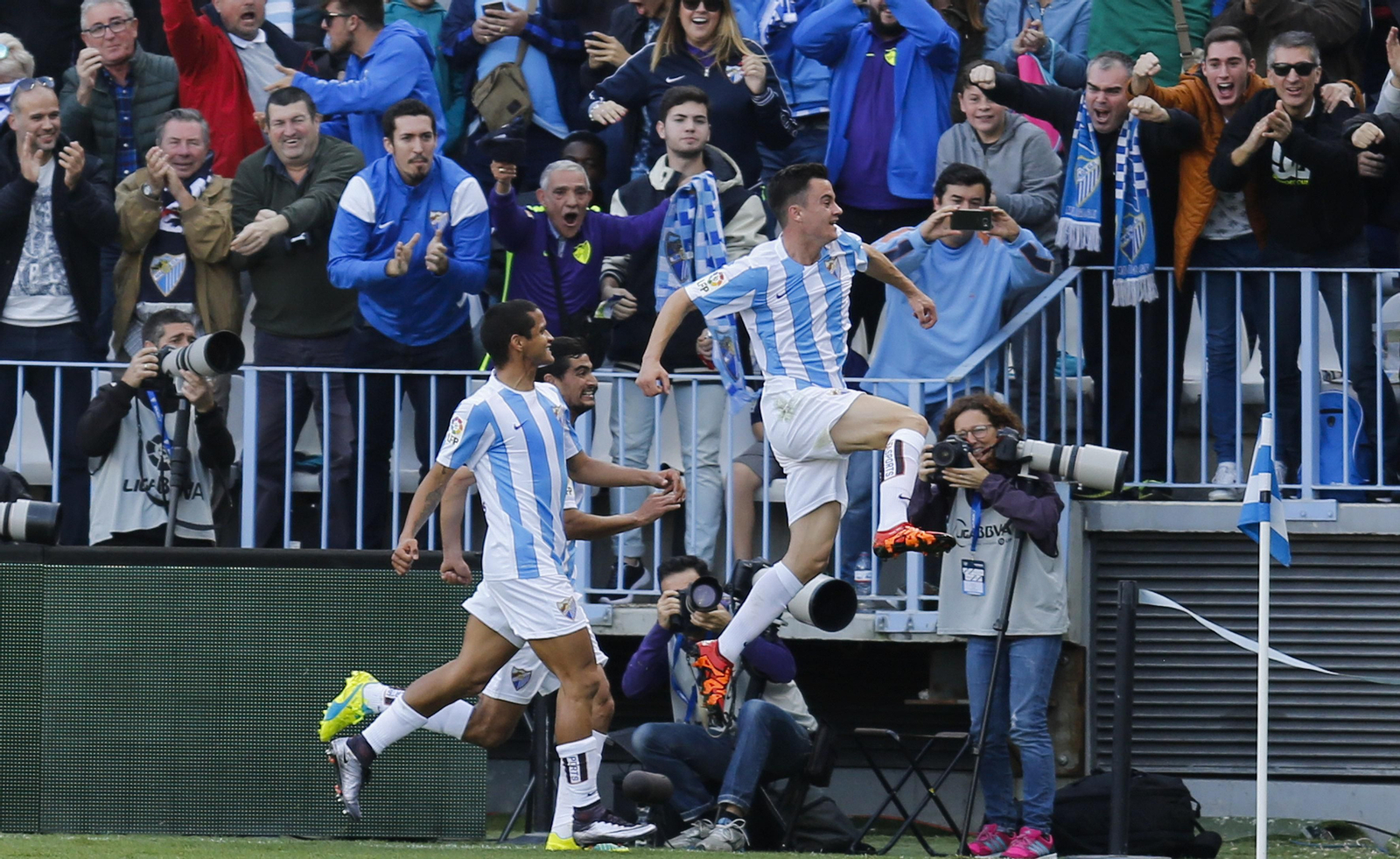 Rosales y Juanpi celebran junto a Chori Castro un gol del mediapunta al Barça en 2016.
