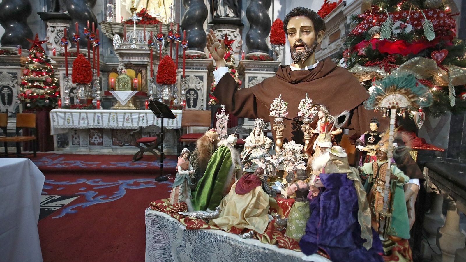 Belén de Manuel Fernández Pujol, junto a una imagen de San Francisco.