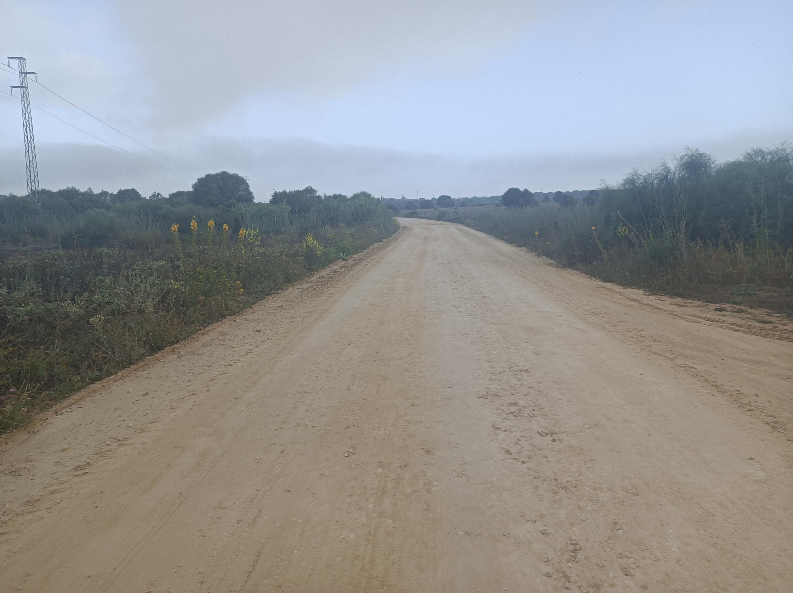 Los primeros compases avanzan por un amplio carril de tierra.