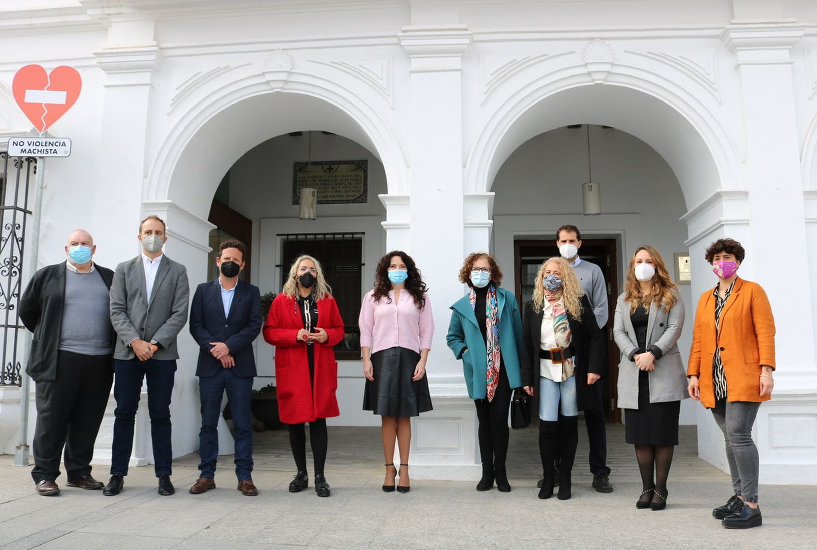 La consejera junto a la alcaldesa cartayera y el resto de representantes institucionales.