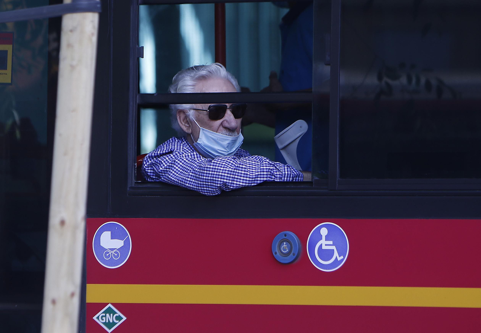 Un usuario de Tussam asomado a la ventana del autobús.