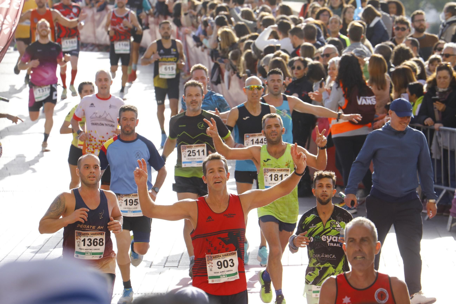 La gloria de cruzar la Puerta del Puente: las fotos de la línea de meta de la Media Maratón de Córdoba 2024