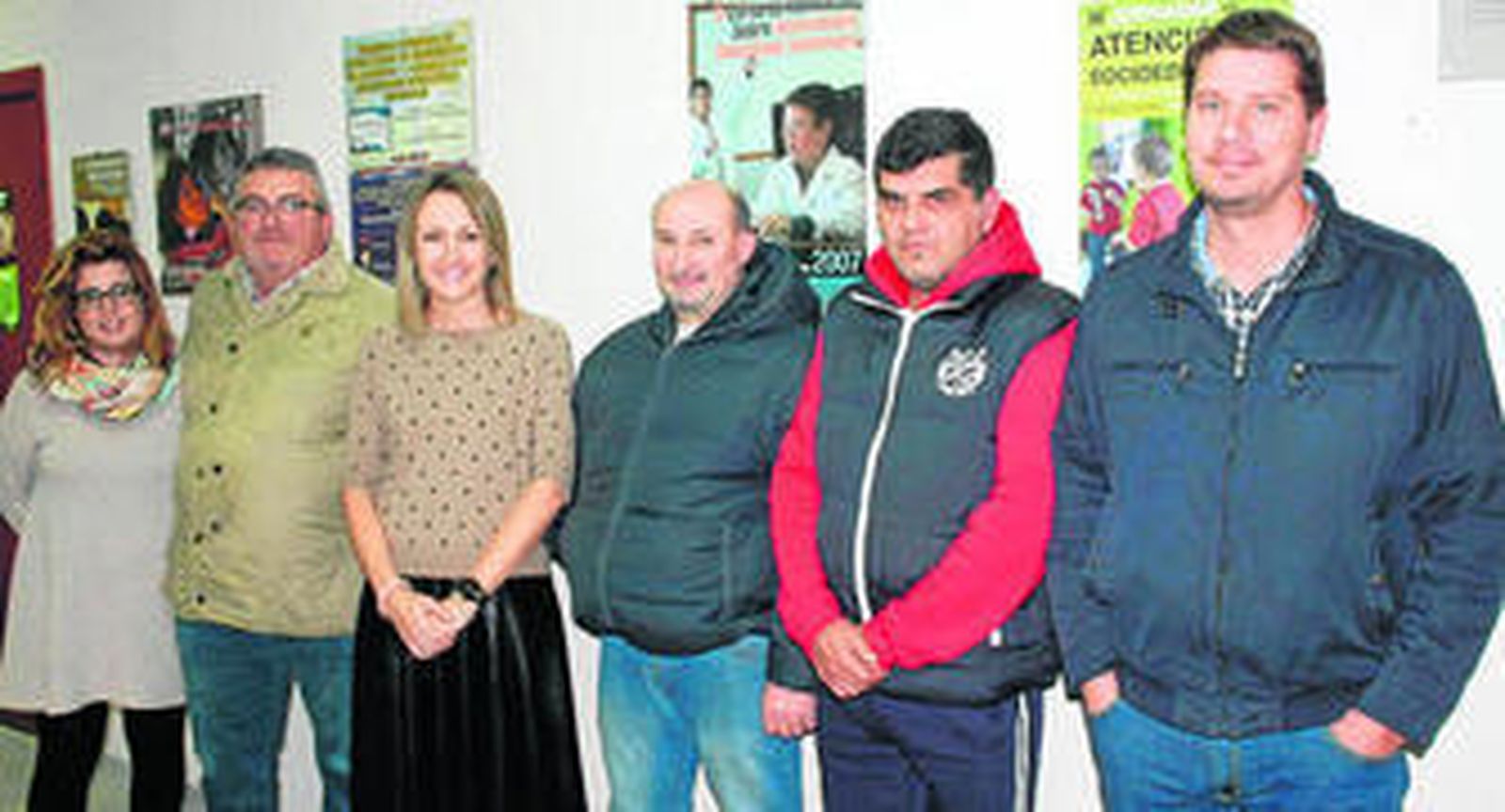 De izquierda a derecha:  Amalia Martínez; Miguel Martínez , presidente asociación "Ver de Olula"; Carmen Ramos, directora de CaixaBank; Ángel Barranquero; Francisco Martínez y Jacinto Pérez, miembros de la directiva.