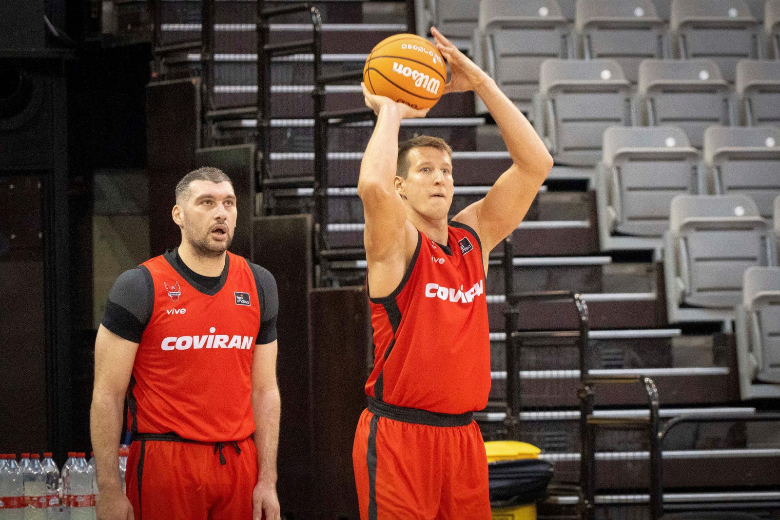Las imágenes del entreno a puerta abierta del Covirán Granada en el Palacio