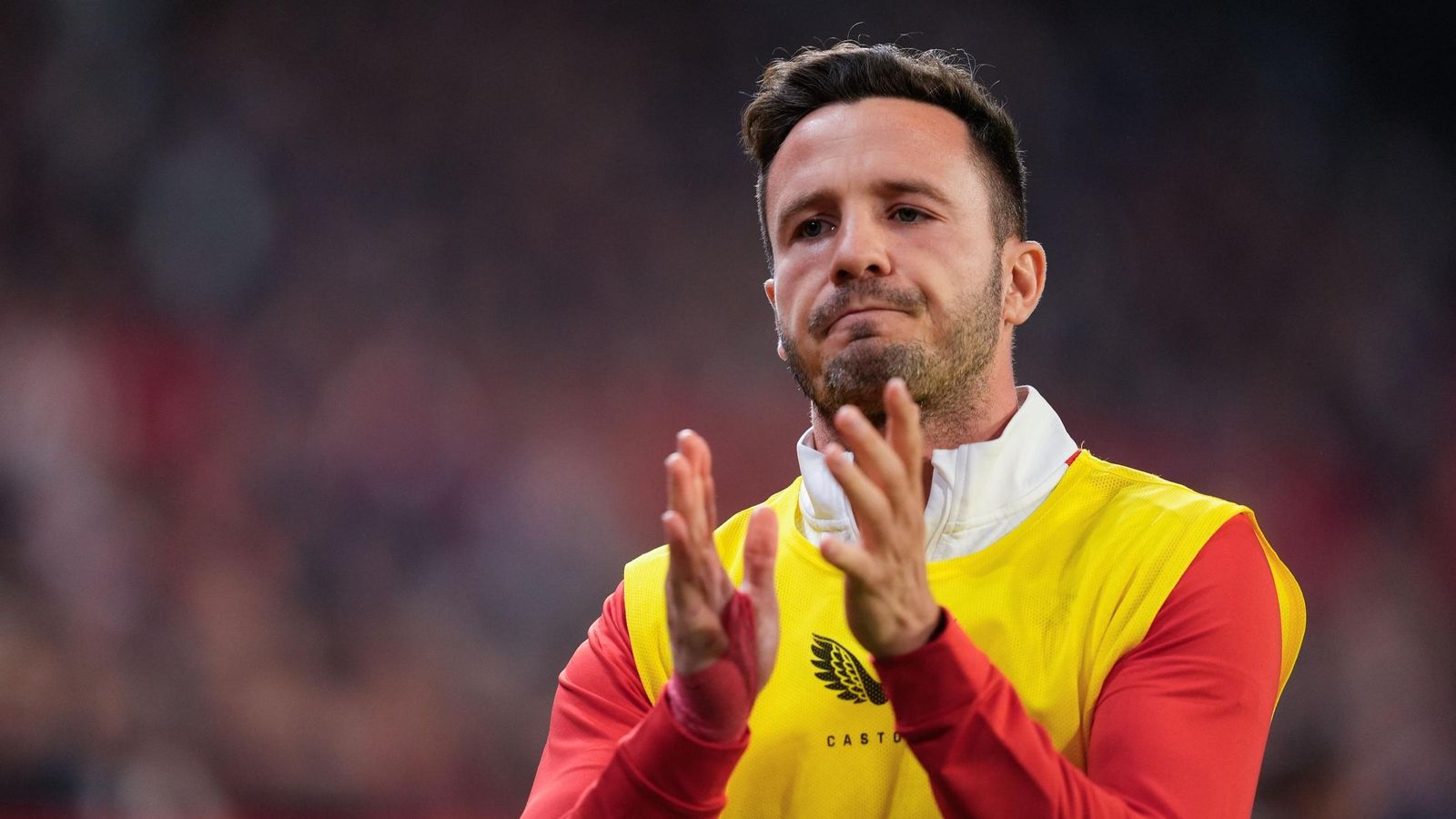 Saúl Ñíguez se dirige a la hinchada sevillista en un partido.
