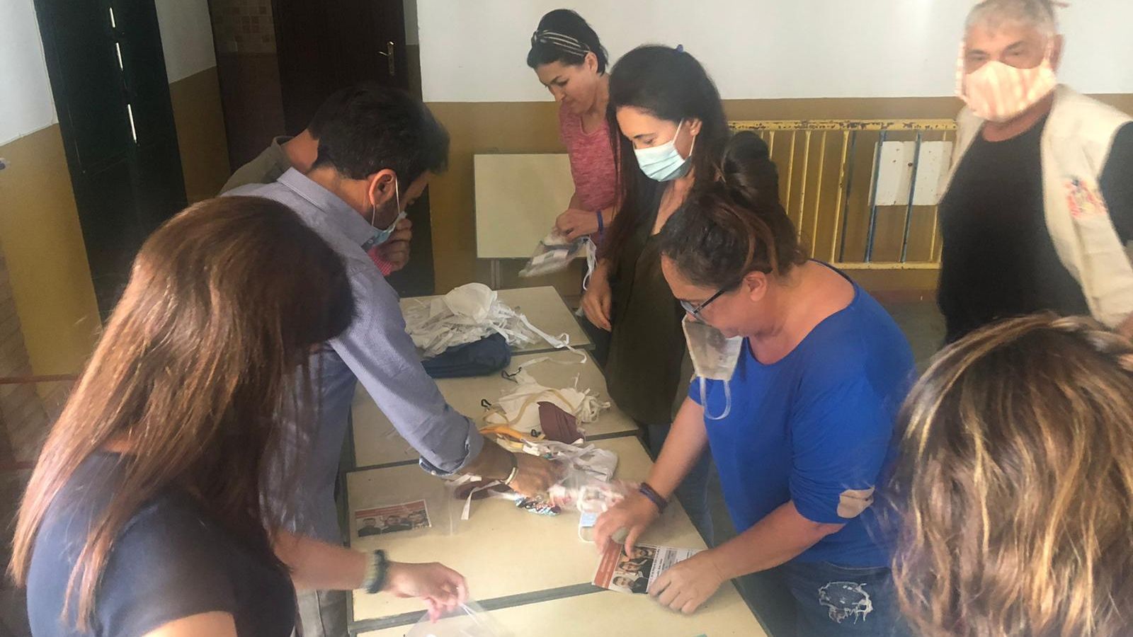 Voluntarios clasifican carteles para las labores de búsqueda.