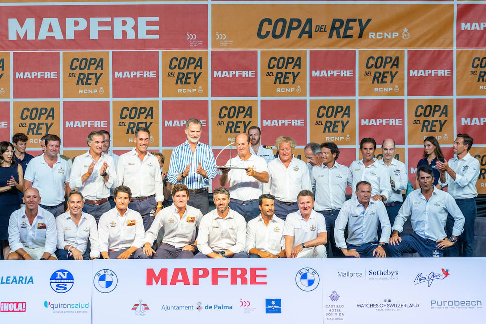 Felipe VI entrega el trofeo de tercer clasificado a la tripulación onubense del 'Estrella Damm' armada por Nacho Montes del RCMT Punta Umbría.