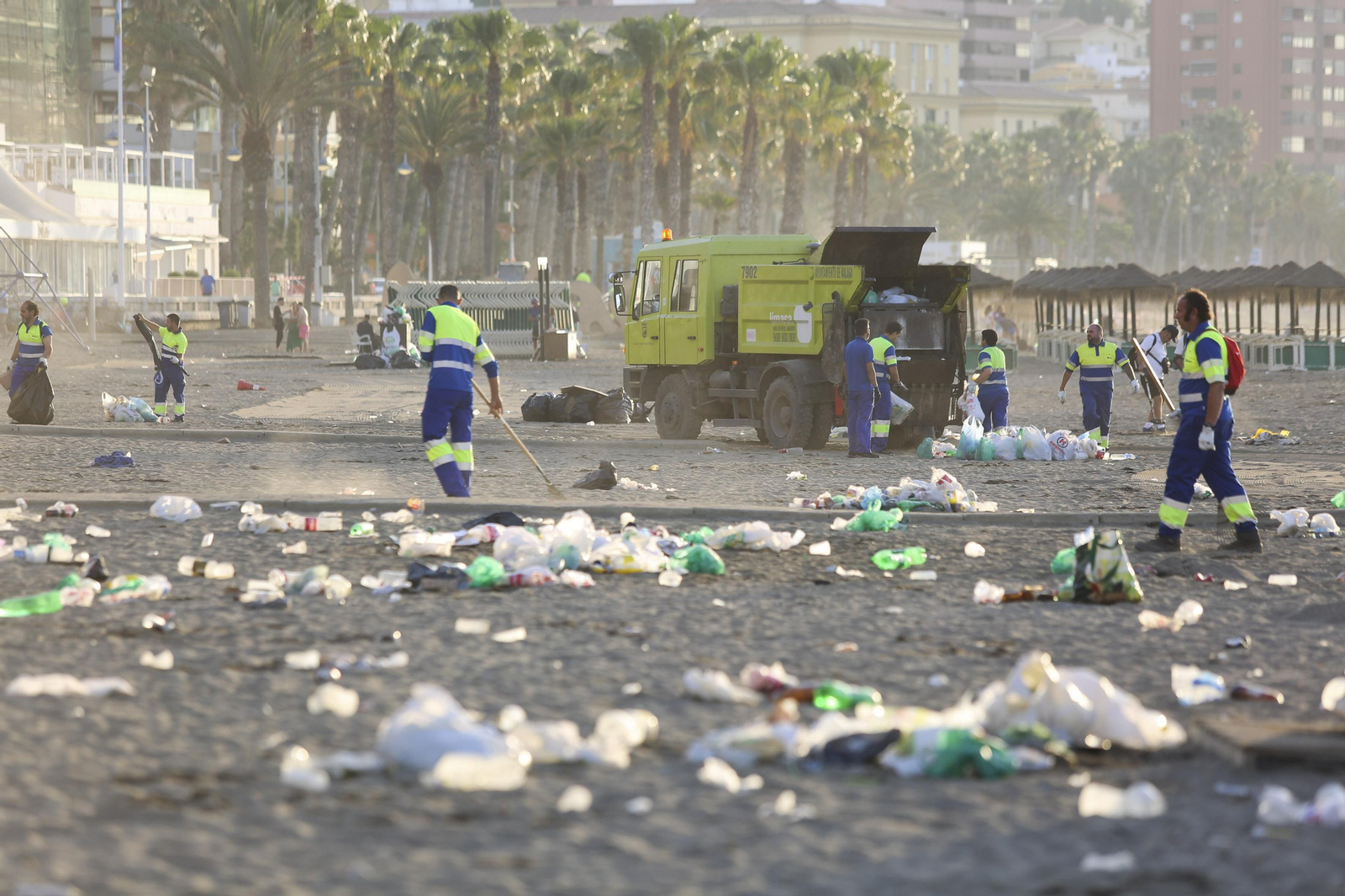 Las fotos de la basura en las playas de Málaga tras San Juan