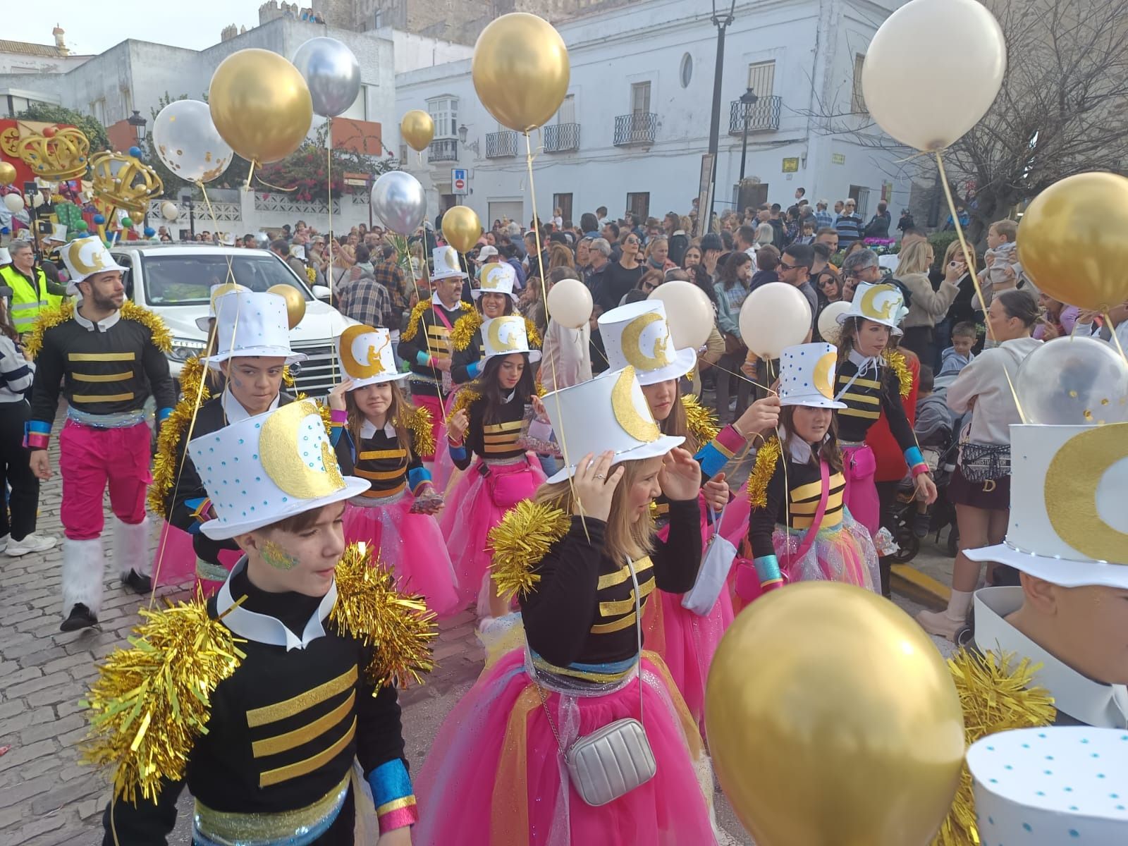 La ilusión de la cabalgata de los Reyes Magos recorre Tarifa en una mañana sin lluvia, en imágenes