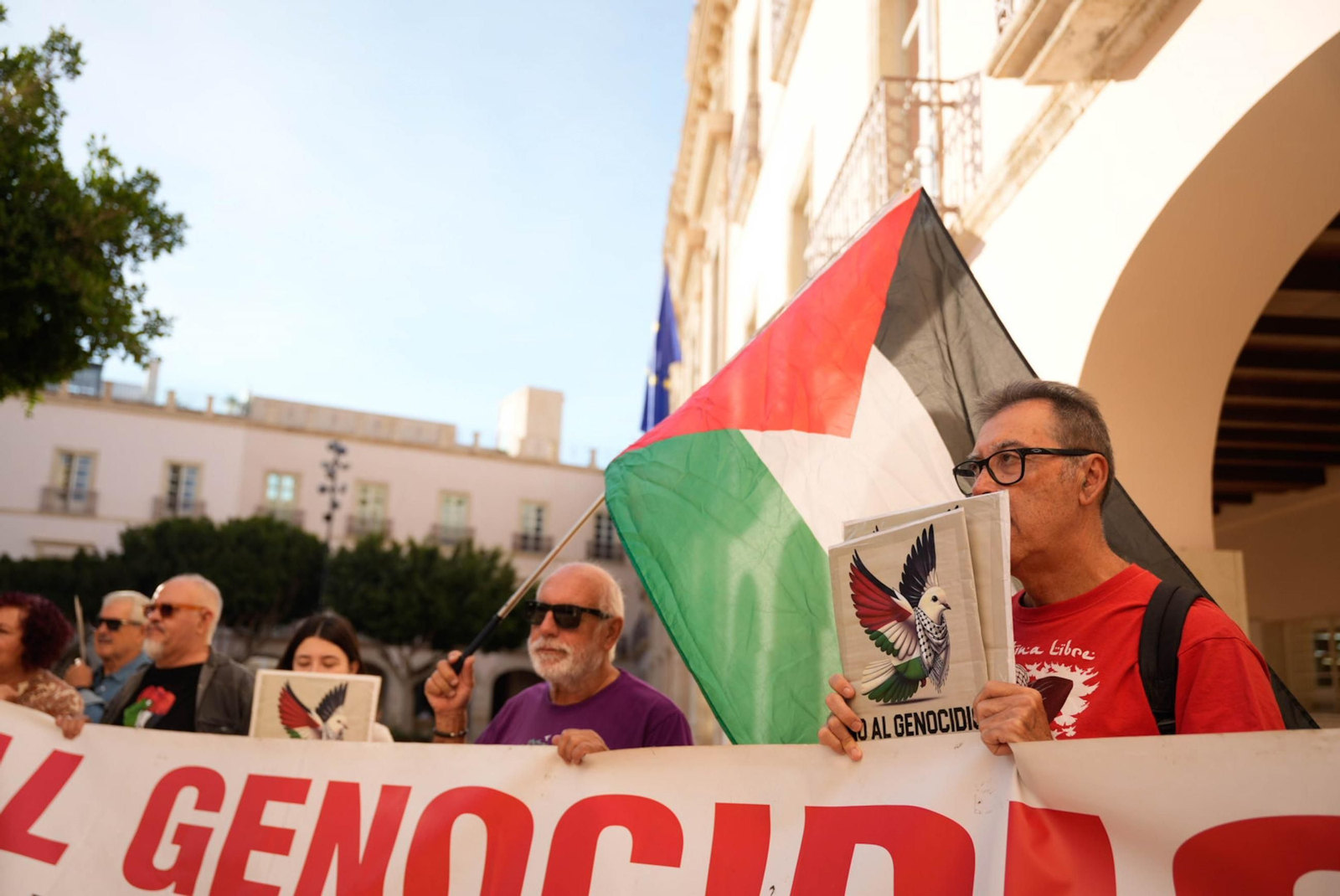 Representantes de la Plataforma Almería por Palestina fuera del Salón del Plenos.