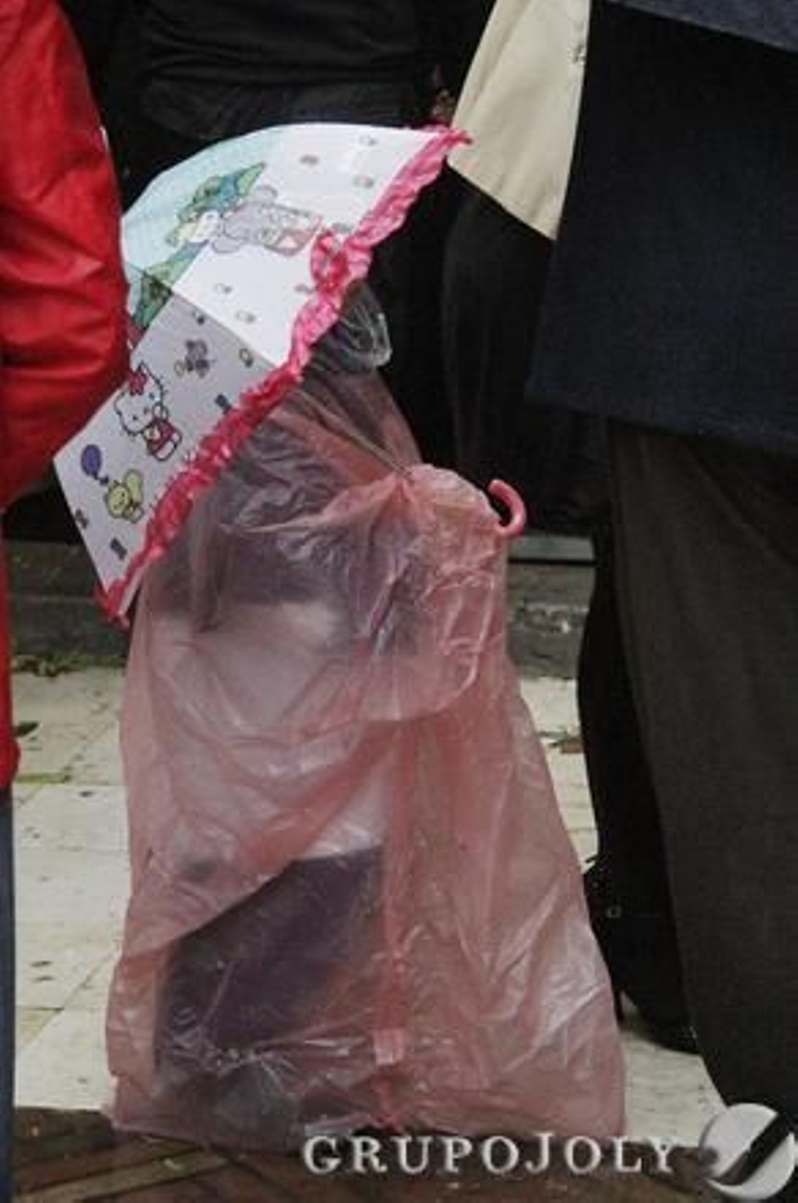 Un pequeño monaguillo cubierto ante la lluvia.

Foto: Victoria Hidalgo
