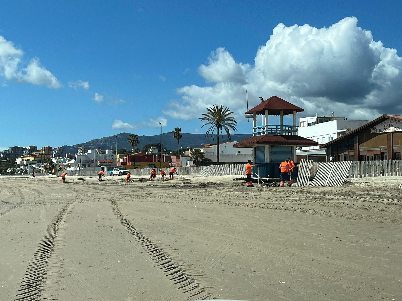 Trabajos en la playa de El Rinconcillo.