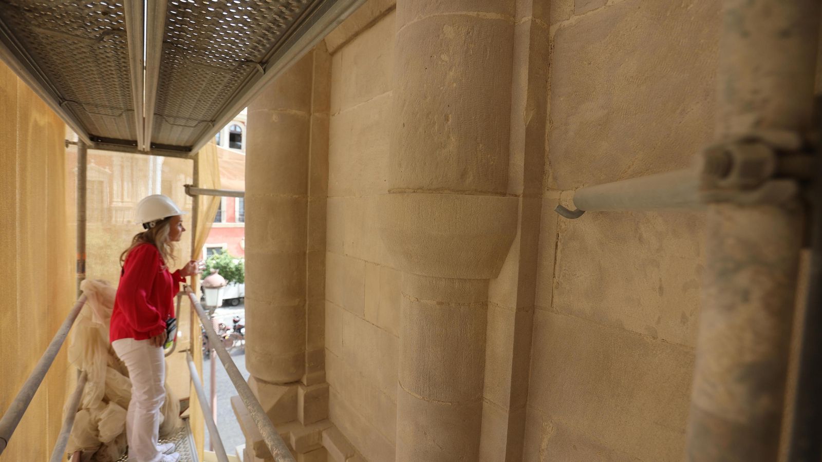 La arquitecto Lola Robador muestra en los andamios instalados los resultados de la intervención