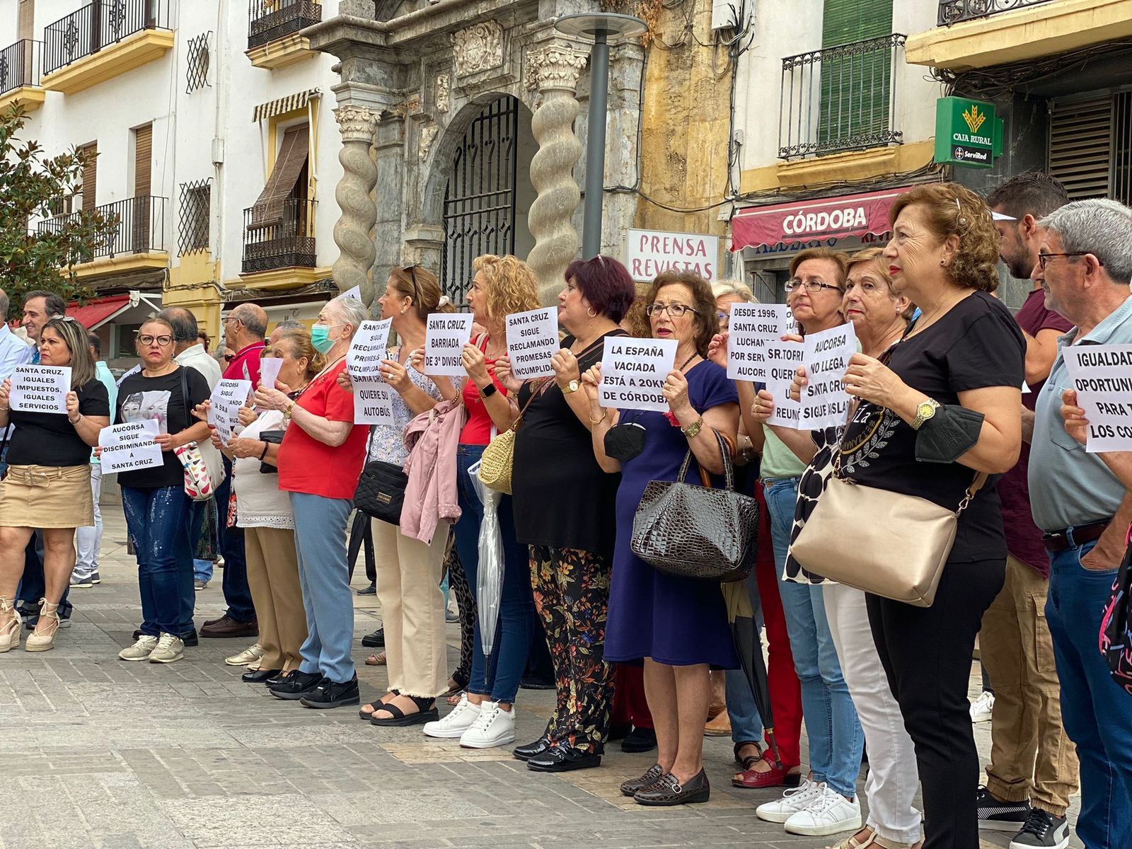 Protesta de los vecinos de Santa Cruz ante el Ayuntamiento.