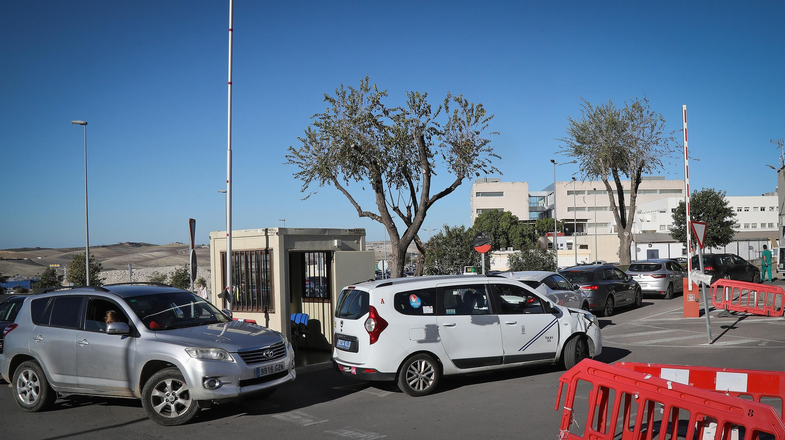 Caos en el Hospital de Jerez por la afluencia masiva de usuarios para hacerse la PCR