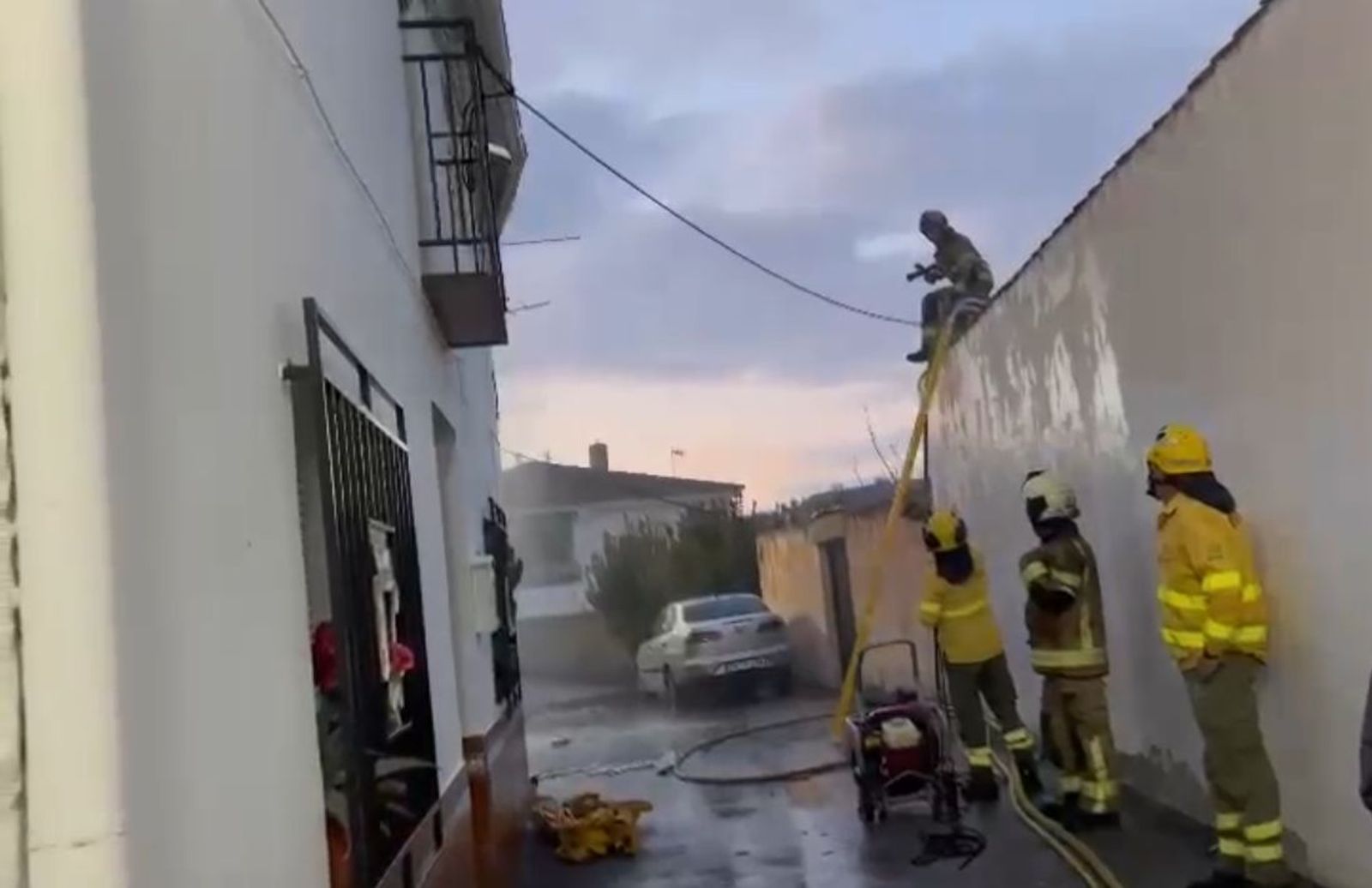 Bomberos de la Diputación de Granada actuando en el incendio