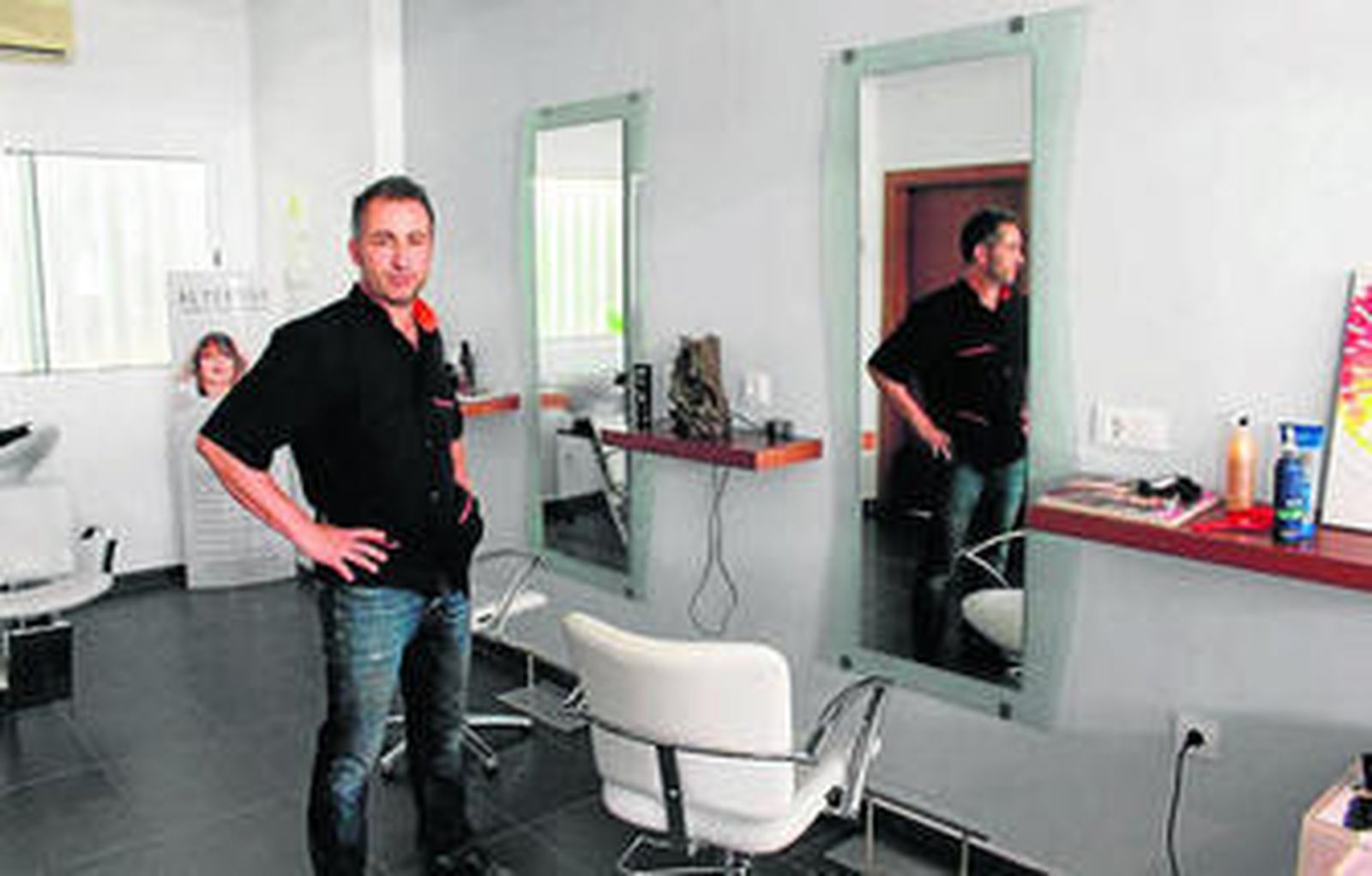 Ángel Valero ha abierto un peluquería en este espacio dedicado al cimercio.