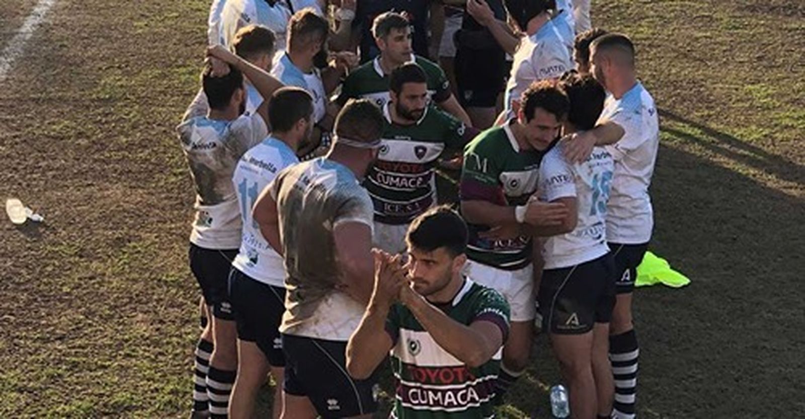 Los jugadores se saludan al final del partido.