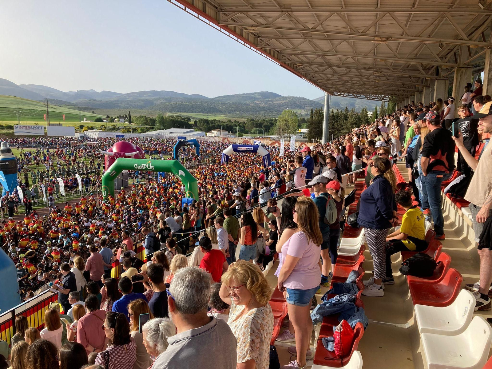 Público en la salida de los 101 de La Legión. Público en la salida de los 101 de La Legión.