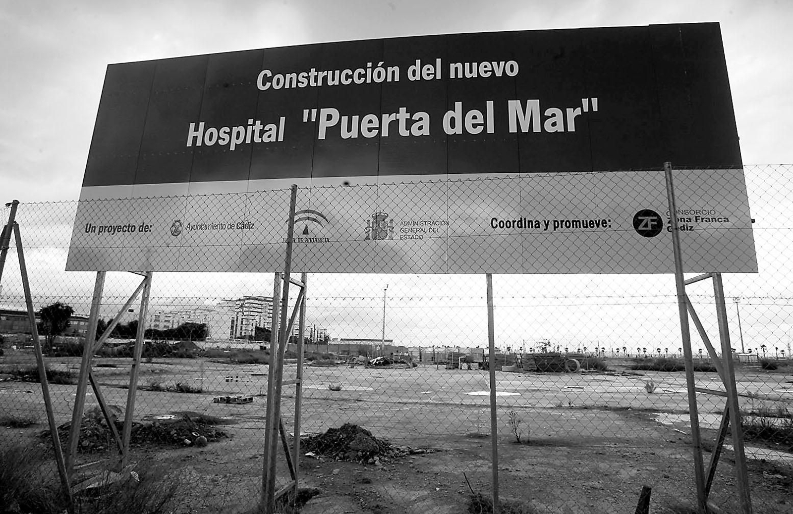 Viejo cartel, de 2008, anunciando el próximo inicio de las obras del Hospital Regional de Cádiz.
