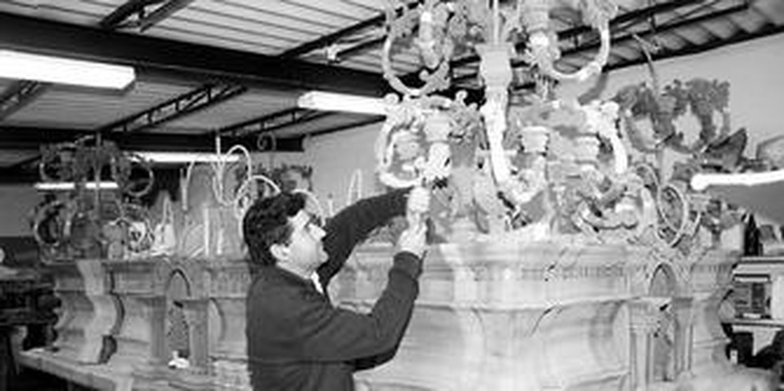 Juan Carlos Sedeño trabaja en uno de los arbotantes de un paso de Ronda.