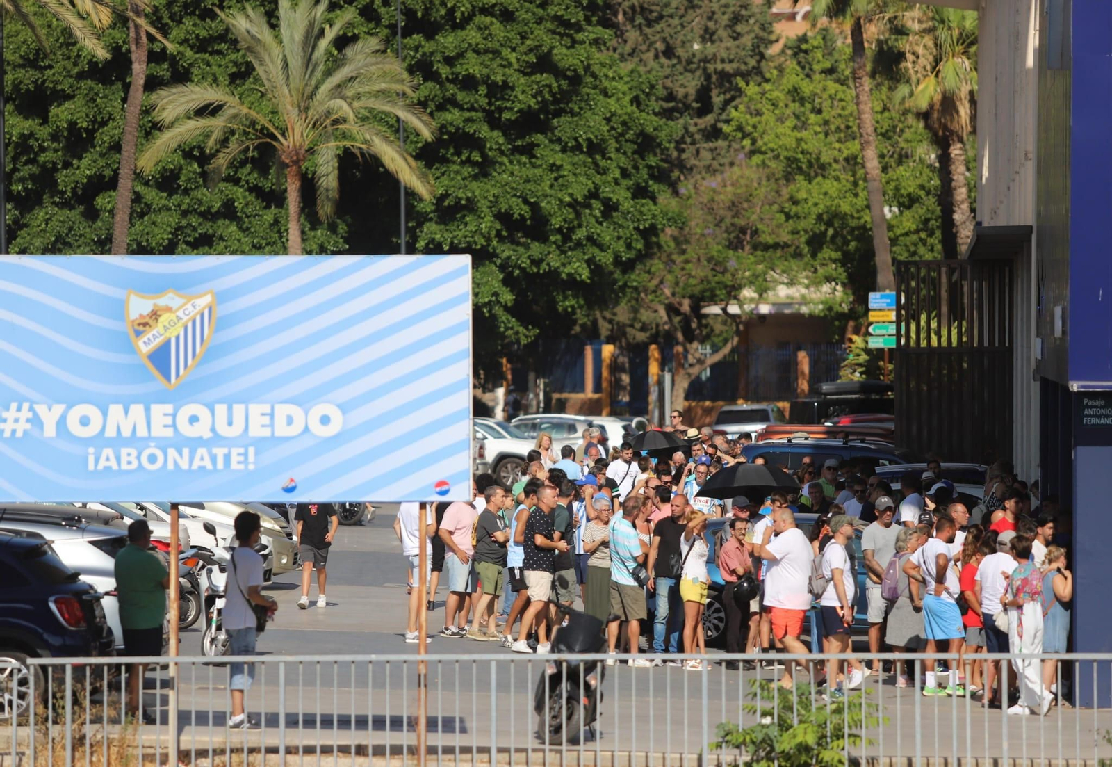 Multitudinarias colas en La Rosaleda por la campaña de abonos