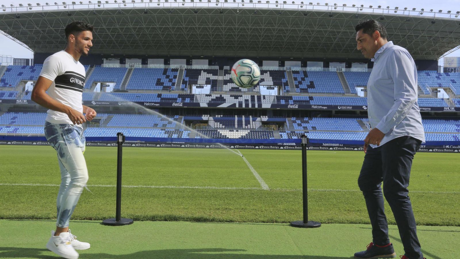 Antoñín y Basti tocan el balón en La Rosaleda.