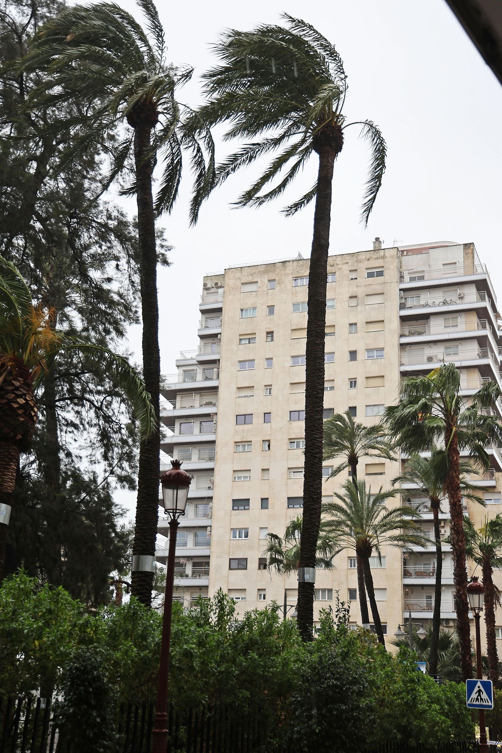 Intensas lluvias y calles desiertas en Huelva por la borrasca Marta