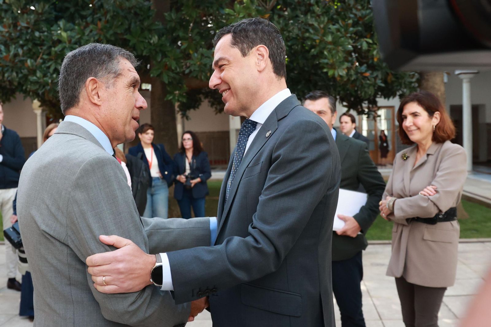 El presidente de la Junta, Juanma Moreno, saluda al presidente del TSJA, Lorenzo del Río en el Parlamento el pasado jueves