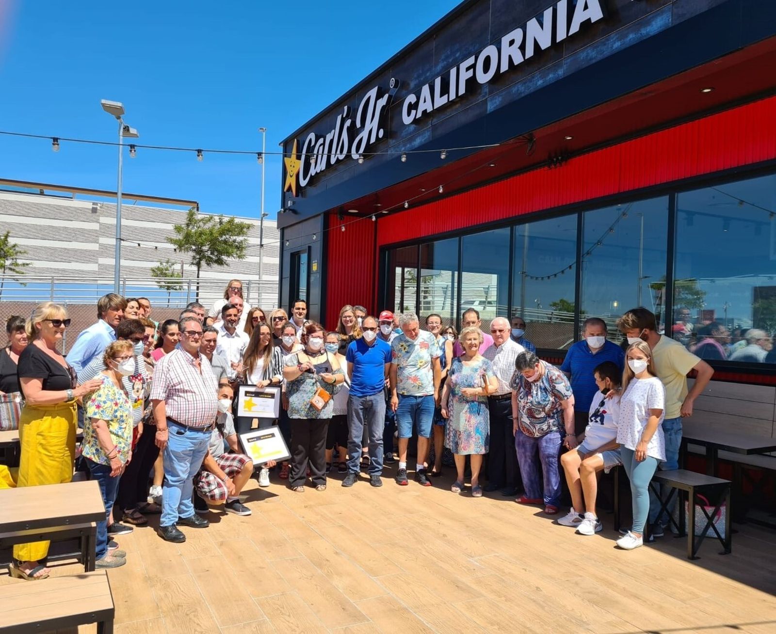Los premiados por la cadena de hamburgueserías Carl’s en Jerez.
