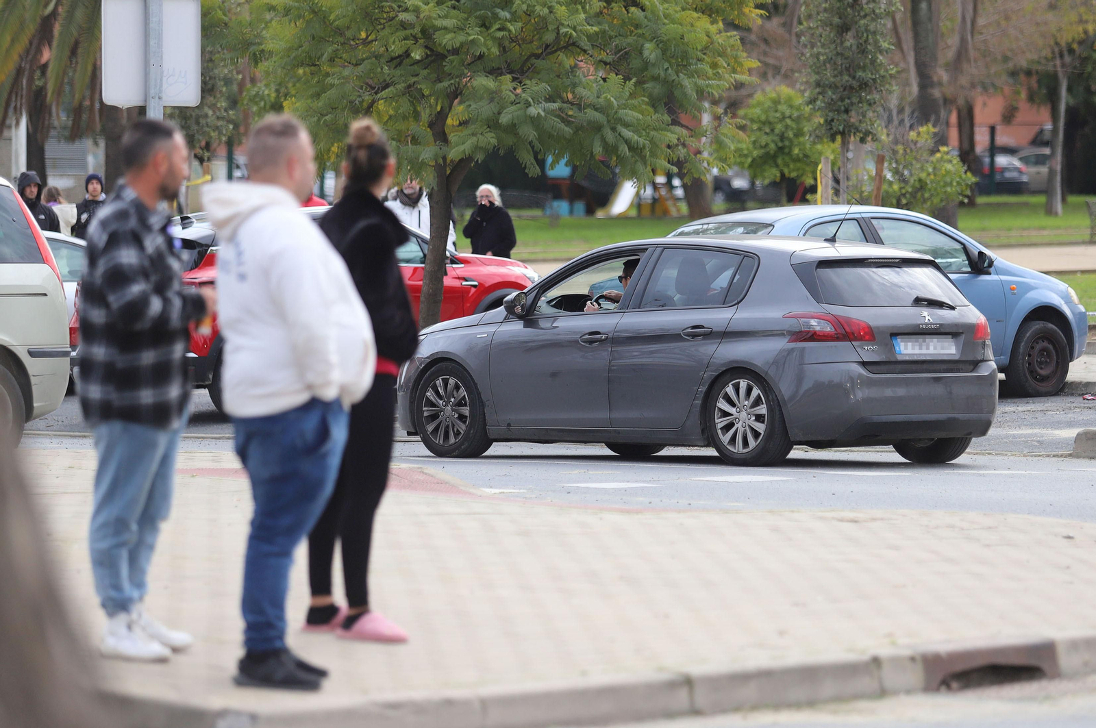 Imágenes del atrincherado que amenazaba con hacer estallar una bombona en el Torrejón, Huelva