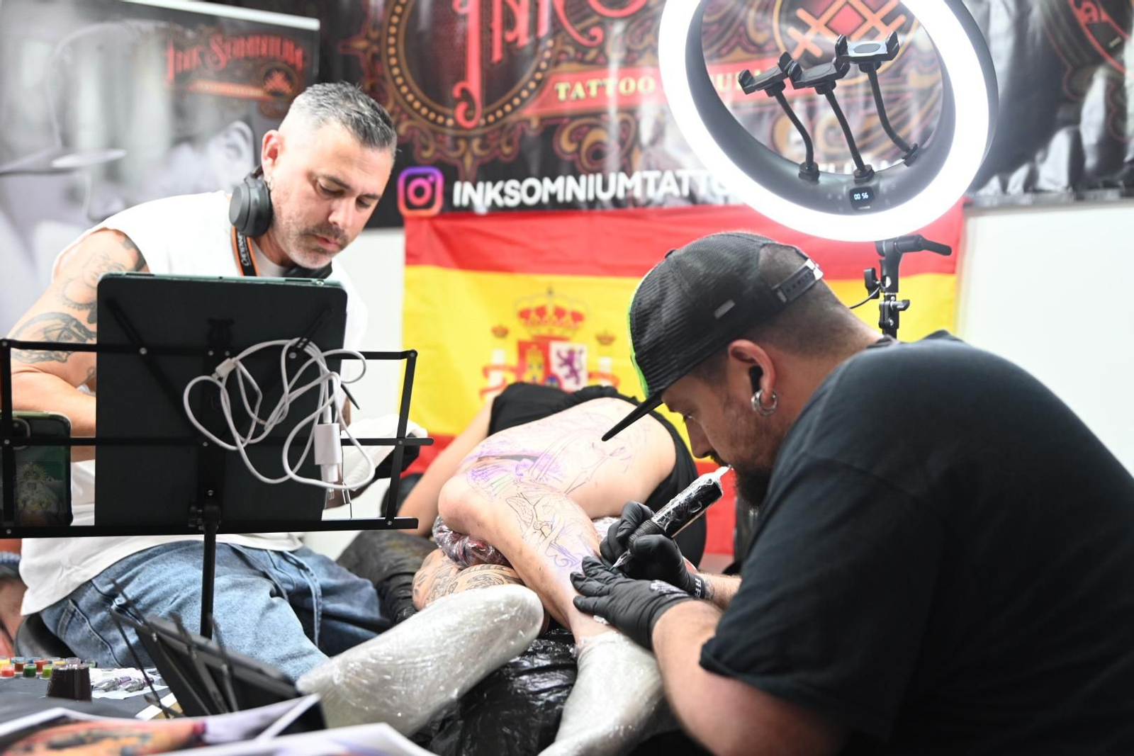 Un tatuador haciendo un trabajo.