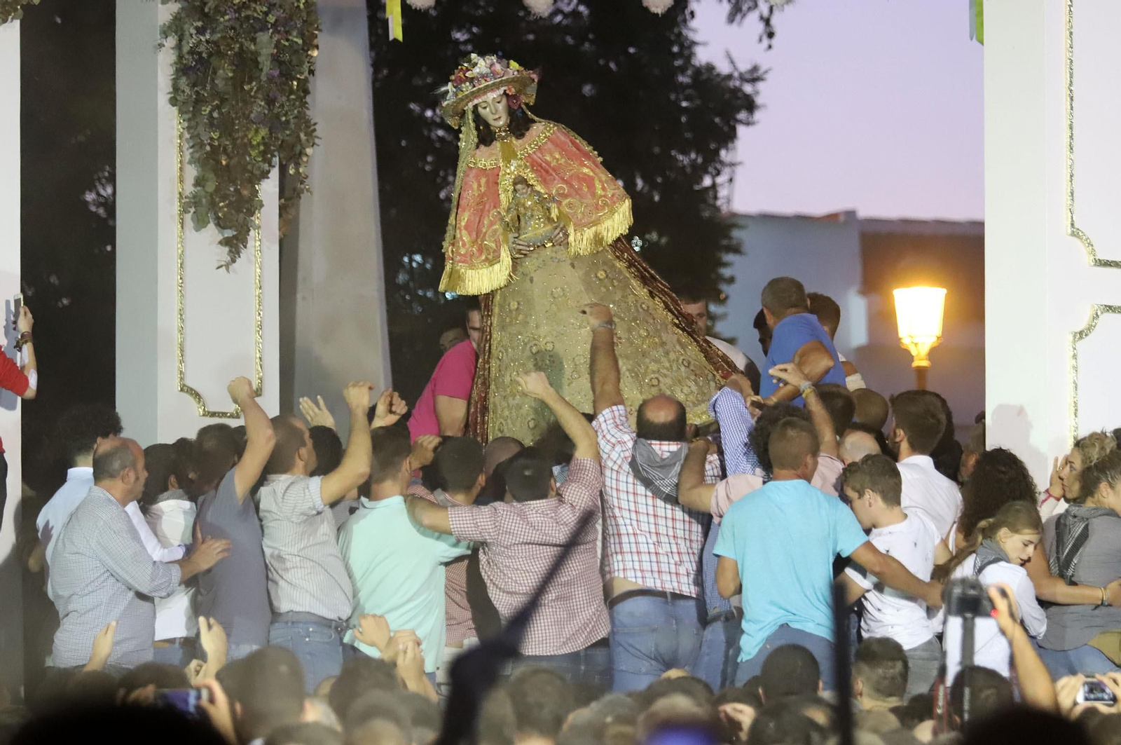 Recuerda las imágenes de la Venida de la Virgen del Rocío a Almonte en 2019