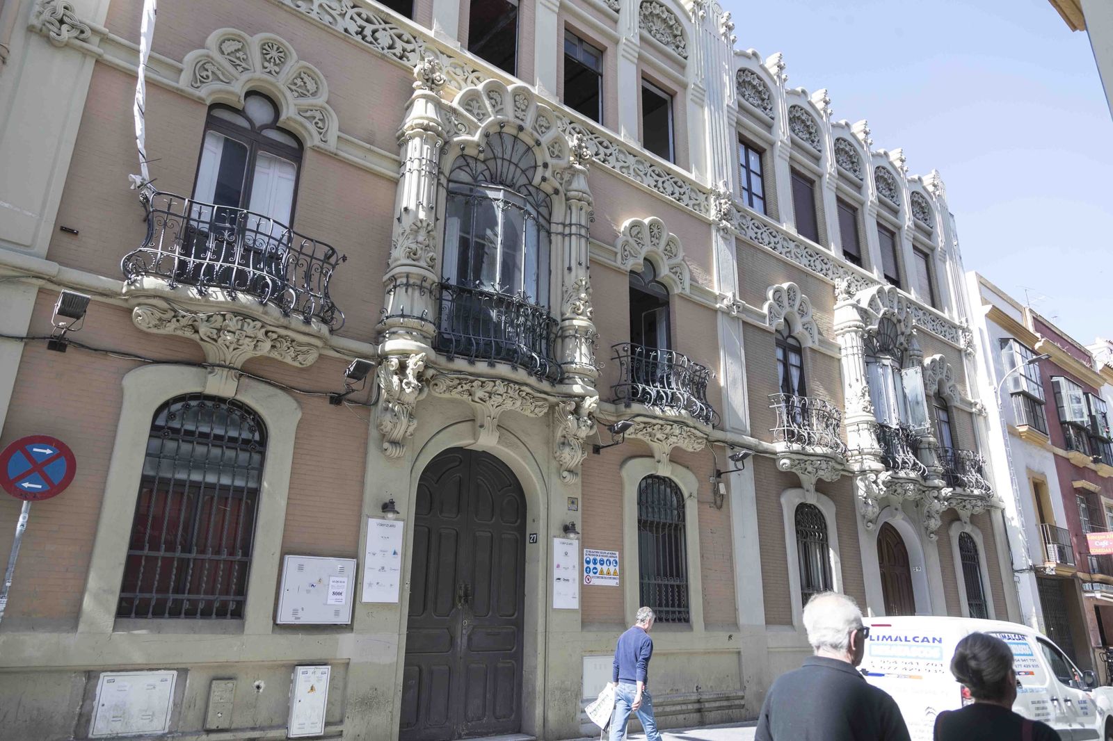 El edificio del arquitecto Aníbal González en el calle Alfonso XII.