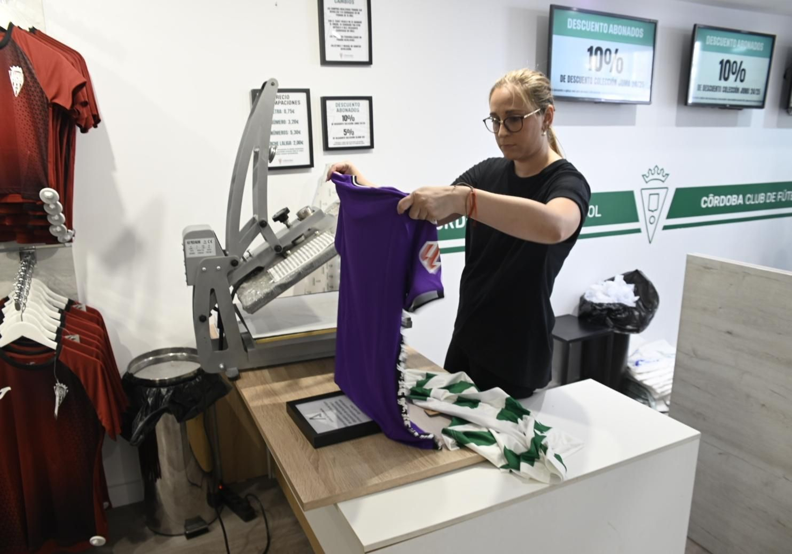 Las mejores imágenes de la venta de las nuevas camisetas del Córdoba CF