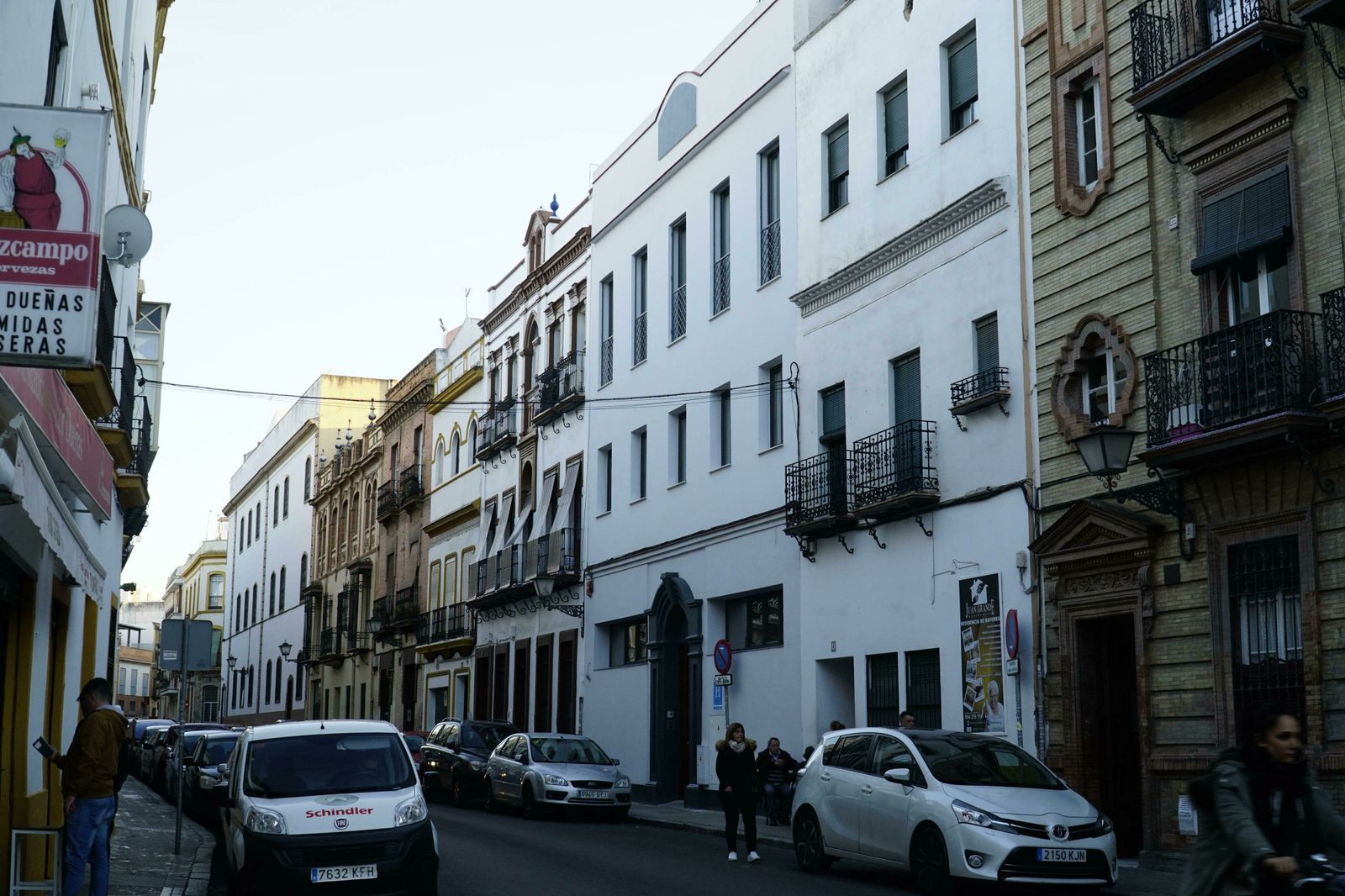 El hotel de dos estrellas se encuentra en el número 6 de la calle Gerona.