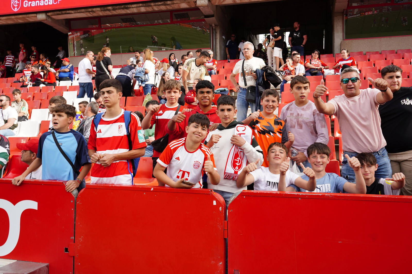 Encuéntrate en la grada de Los Cármenes en el Granada-Celta de Vigo