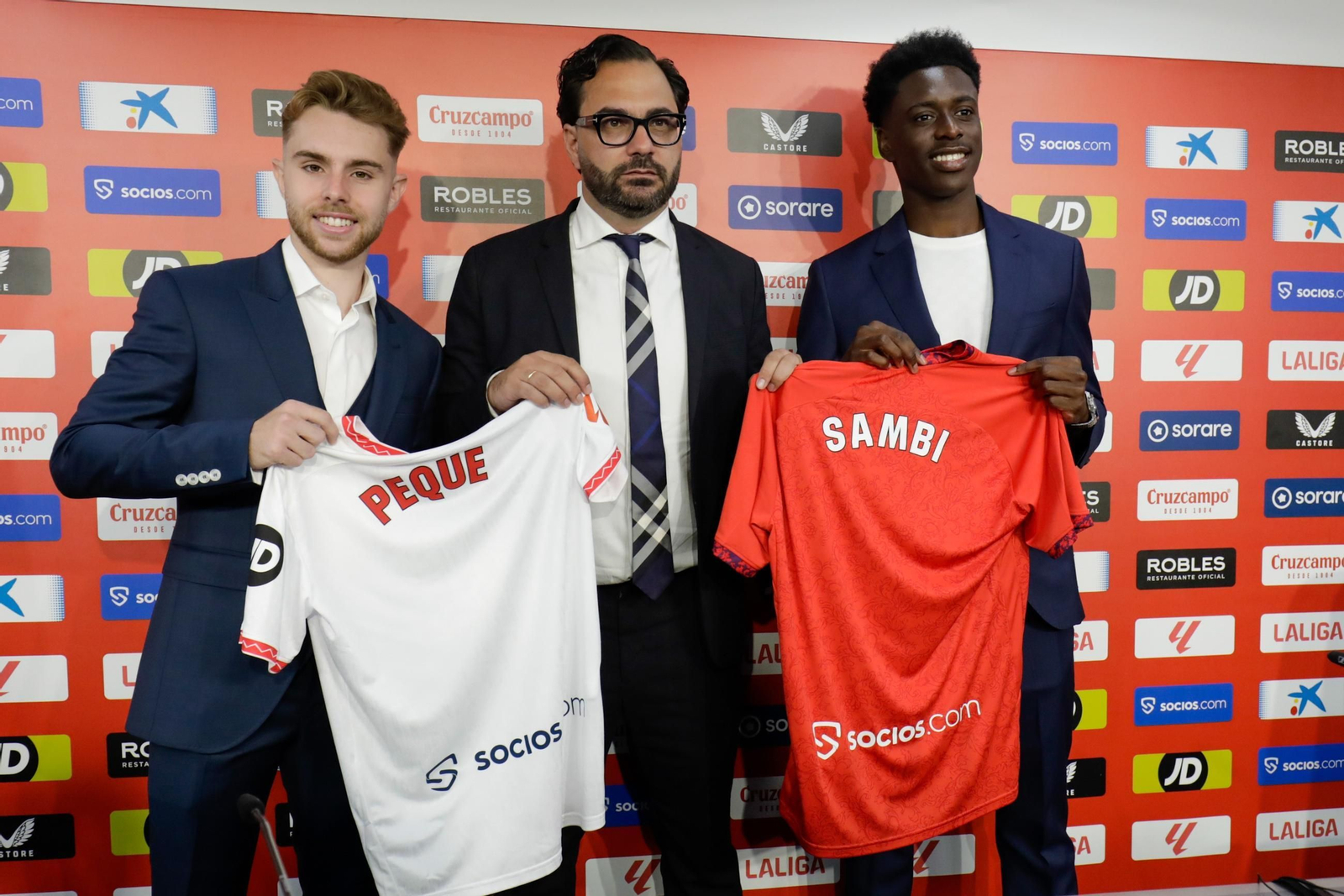 Víctor Orta, junto a Peque y Lokonga tras la presentación de ambos.