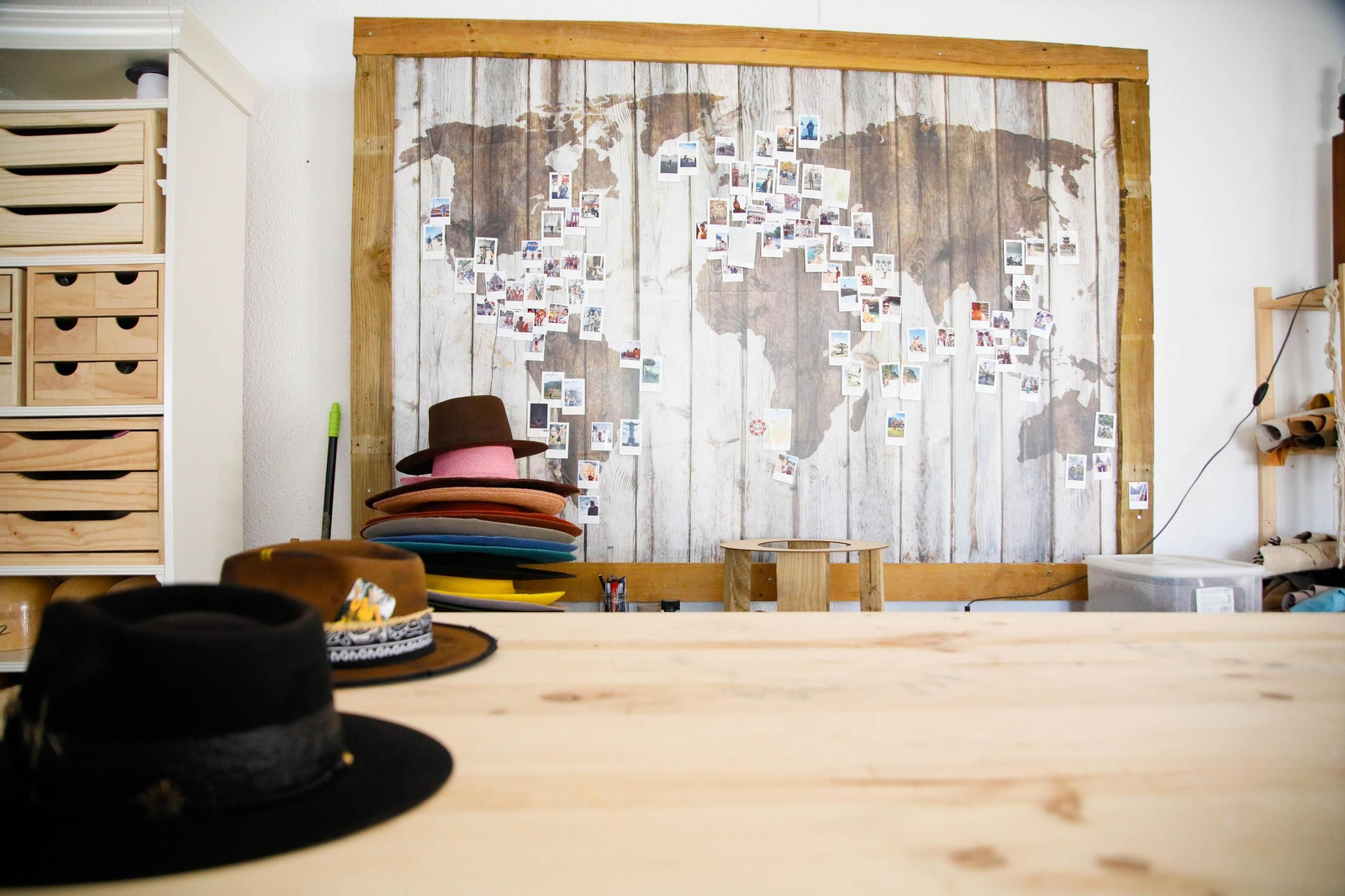 Imágenes del proceso creativo en sombreros de Alejandro Mateo