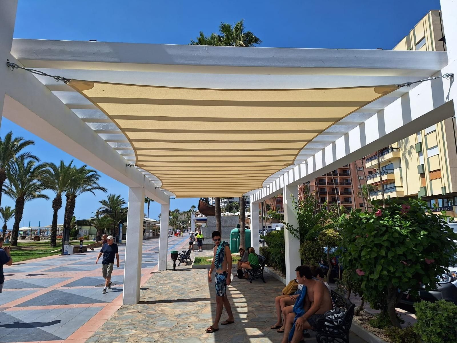 Uno de los lugares de sombra creado en el paseo marítimo.