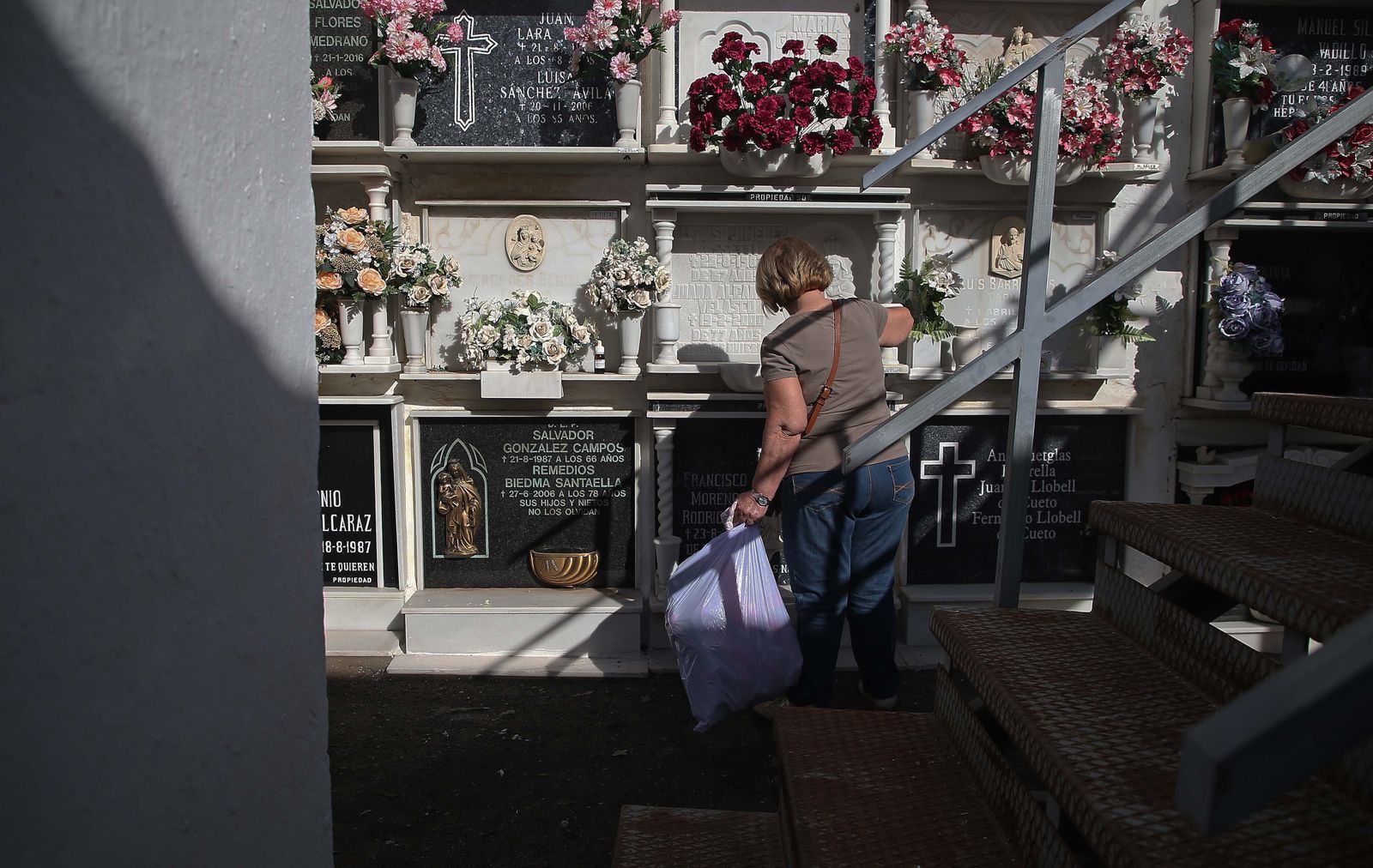 Fotos de los preparativos para los Tosantos en el cementerio de Algeciras