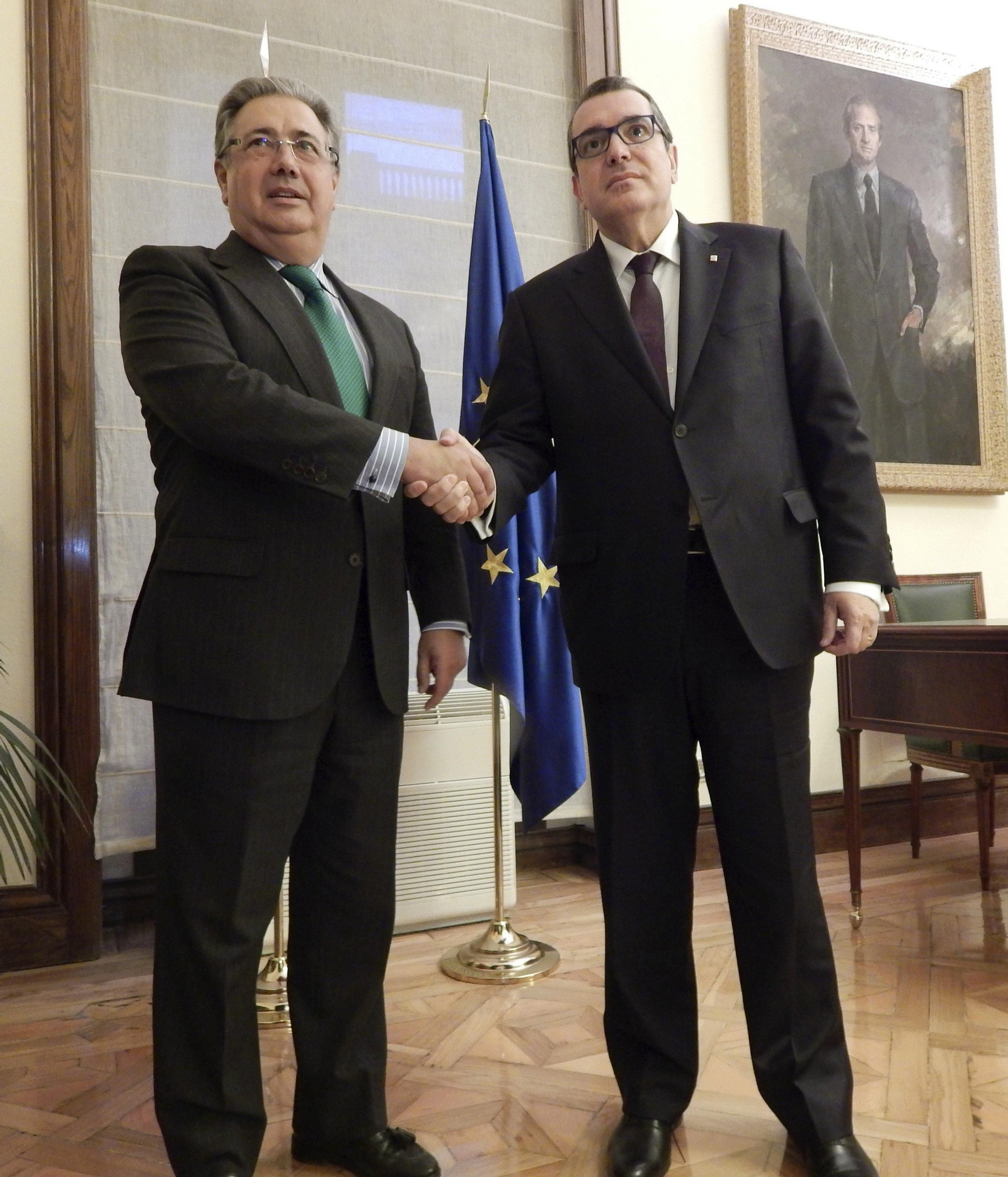 Juan Ignacio Zoido estrecha ayer la mano al conseller de Interior, Jordi Jané.